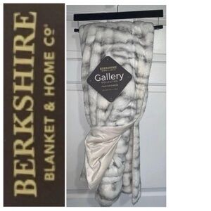 🍾 Berkshire Gallery Luxurious Faux Fur Throw Blanket 50” X 60” NWT